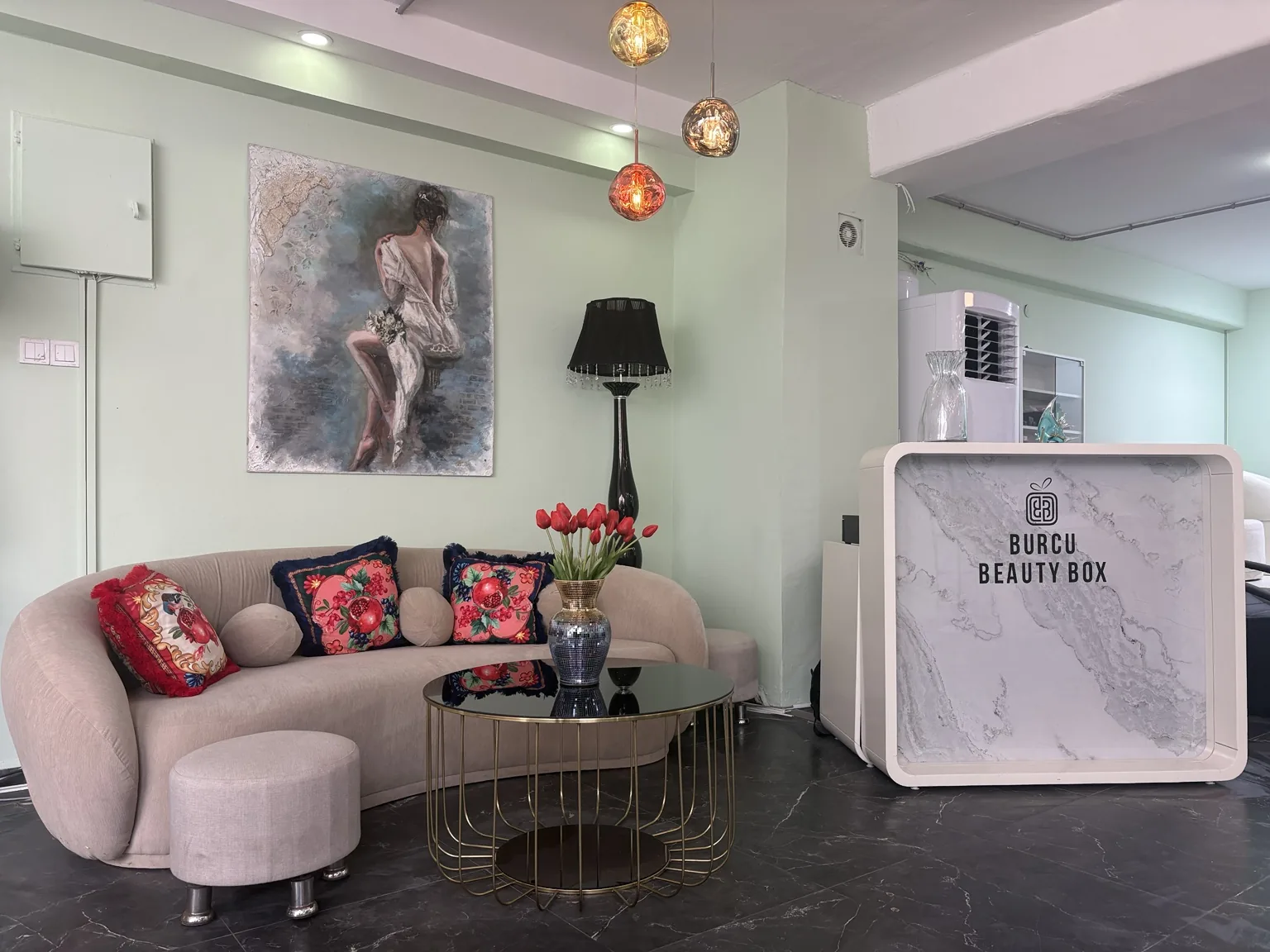 Burcu Beauty Box Oasis AVM Bodrum resepsiyon ve bekleme alanı